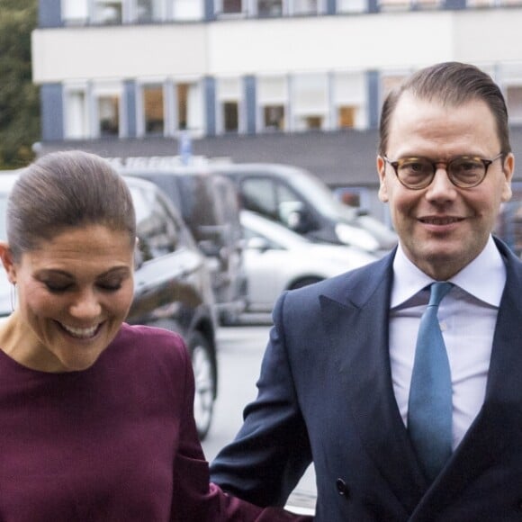 Exclusif - La princesse Victoria et le prince Daniel de Suède arrivant à Radio Suède (Sveriges Radio) à Stockholm, le 18 octobre 2016, pour une visite non officielle.