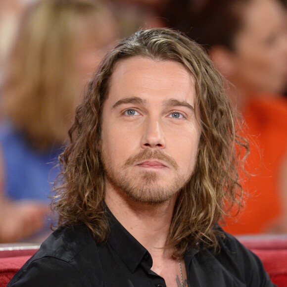 Julien Doré participe à l'émission "Vivement Dimanche" à Paris le 20 mai 2015.