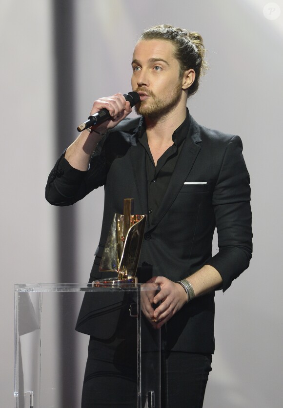 Julien Doré récompensé lors de la 30ème cérémonie des Victoires de la Musique au Zénith de Paris, le 13 février 2015.