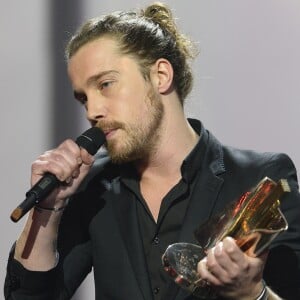 Julien Doré récompensé lors de la 30ème cérémonie des Victoires de la Musique au Zénith de Paris, le 13 février 2015.