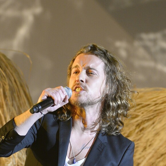 Julien Doré participe à la 30ème cérémonie des Victoires de la Musique au Zénith de Paris, le 13 février 2015.