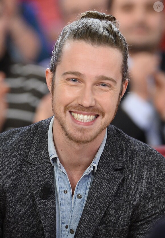 Julien Doré participe à l'émission "Vivement Dimanche" à Paris le 4 Fevrier 2015.