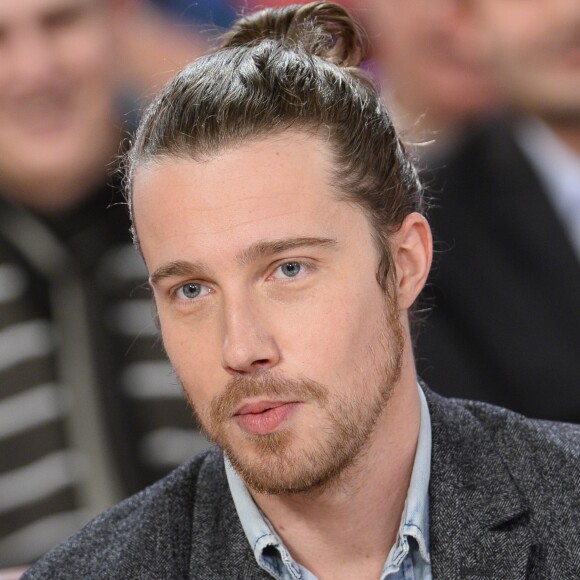 Julien Doré participe à l'émission "Vivement Dimanche" à Paris le 4 Fevrier 2015.
