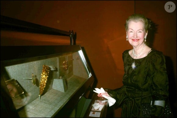 La comtesse Raine Spencer, belle-mère de Lady Di, à Londres en février 2005 lors d'une exposition de bijoux à Somerset House.