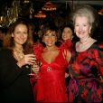  Shirley Bassey, Isabel Goldsmith et Raine Spencer, belle-mère de Lady Di, lors d'une fête de Noël à Covent Garden en 2004, à Londres. 