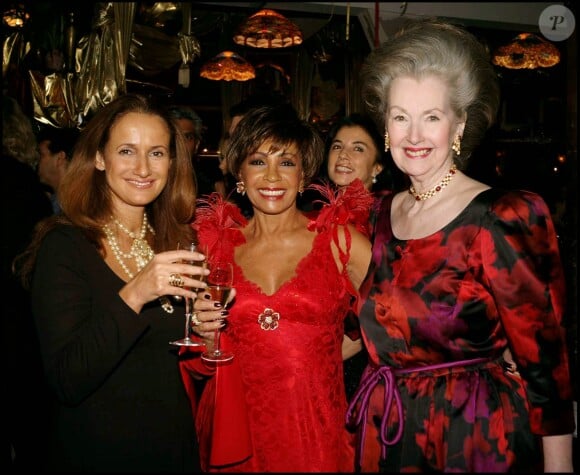 Shirley Bassey, Isabel Goldsmith et Raine Spencer, belle-mère de Lady Di, lors d'une fête de Noël à Covent Garden en 2004, à Londres.