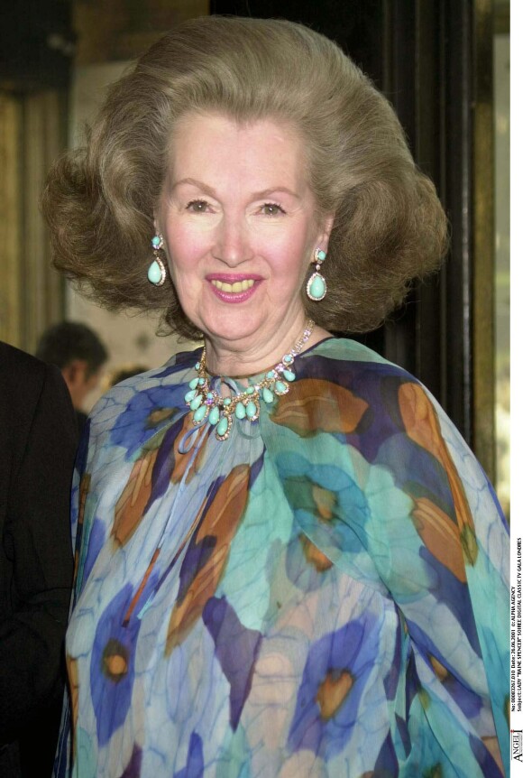 Lady Raine Spencer, belle-mère de Lady Di, lors d'un gala à Londres en 2001