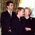  Ronan Keating et Lady Raine Spencer, belle-mère de Lady Diana, chez Harrods lors des soldes en janvier 1999, à Londres. 