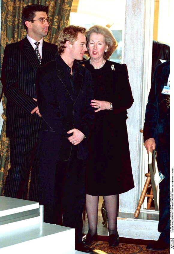 Ronan Keating et Lady Raine Spencer, belle-mère de Lady Diana, chez Harrods lors des soldes en janvier 1999, à Londres.