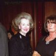  Lady Raine Spencer, belle-mère de Lady Diana, et Annabel Goldsmith lors d'une soirée de Noël chez Tiffany à Londres en 1997. 