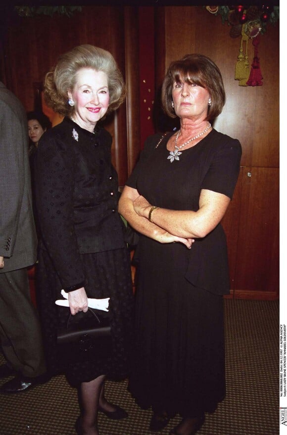 Lady Raine Spencer, belle-mère de Lady Diana, et Annabel Goldsmith lors d'une soirée de Noël chez Tiffany à Londres en 1997.