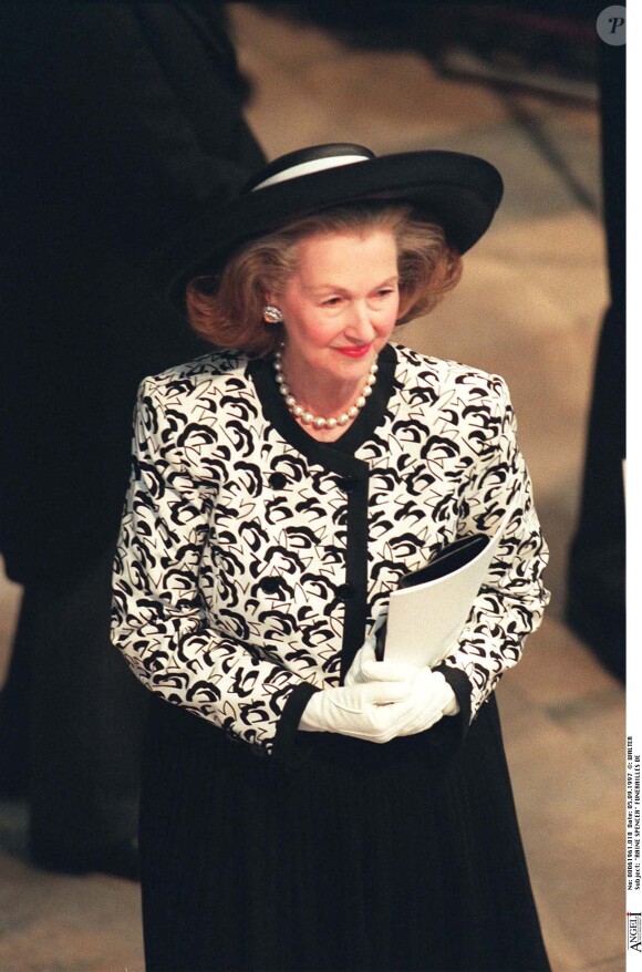 Lady Raine Spencer, belle-mère de Lady Diana, lors des funérailles de la princesse Diana en l'abbaye de Westminster en septembre 1997.