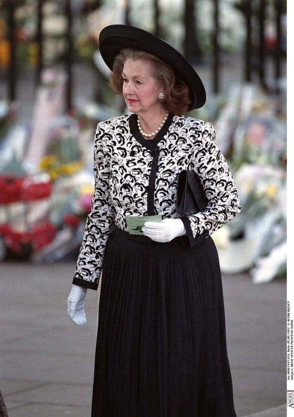 Lady Raine Spencer, belle-mère de Lady Diana, lors des funérailles de la princesse Diana à Westminster en septembre 1997.