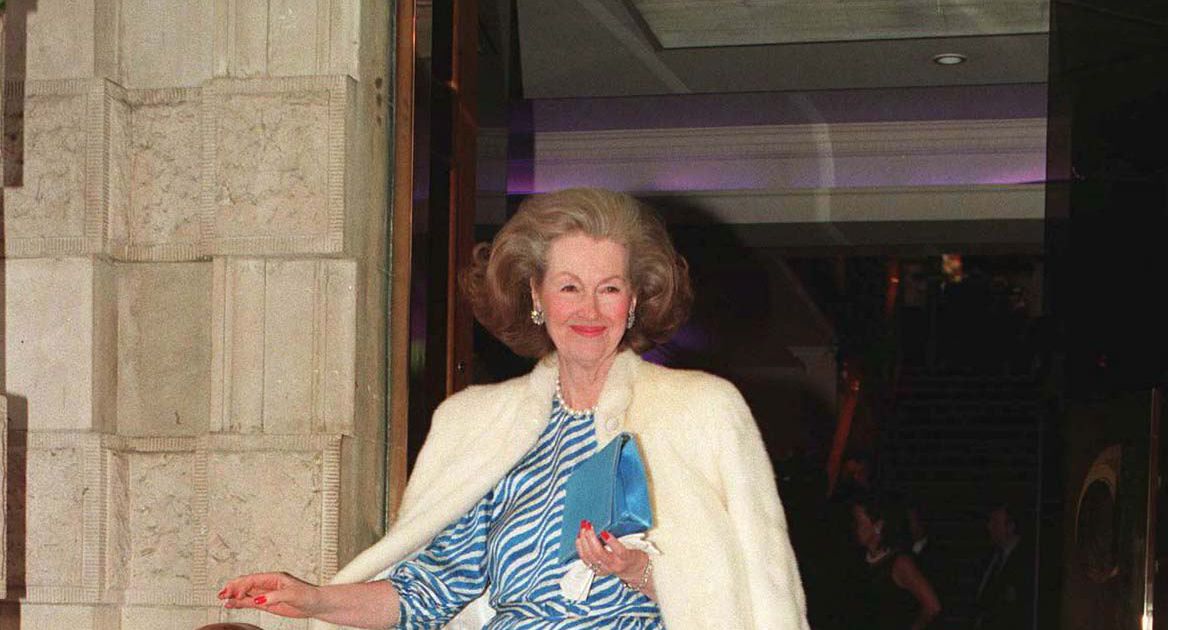 Lady Raine Spencer Belle Mère De Lady Diana Chez Christies à Londres En Juin 1997 Purepeople 