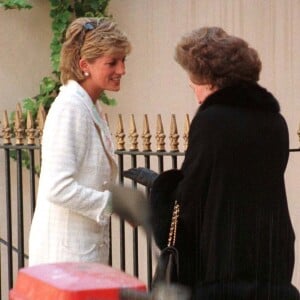 LAdy Diana et sa belle-mère Lady Raine Spencer à Londres en mai 1996, complices.