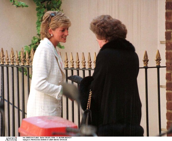 LAdy Diana et sa belle-mère Lady Raine Spencer à Londres en mai 1996, complices.