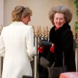  Lady Di et sa belle-mère Lady Raine Spencer, souriantes à Londres en mai 1996. 