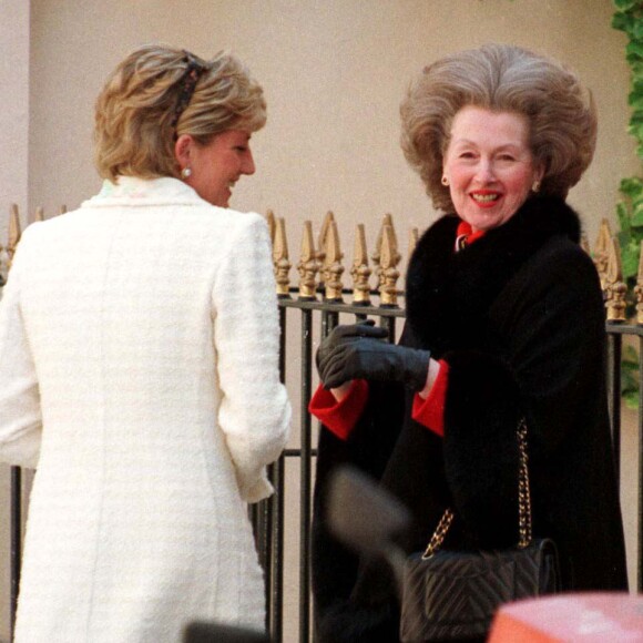 Lady Di et sa belle-mère Lady Raine Spencer, souriantes à Londres en mai 1996.