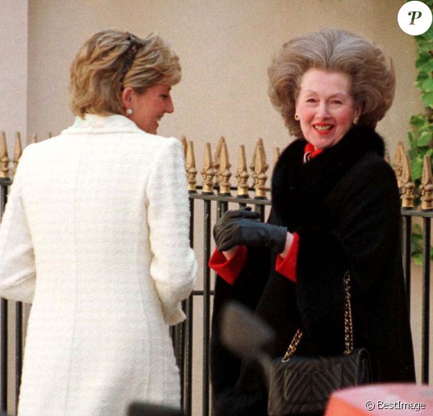 Lady Di et sa belle-mère Lady Raine Spencer, souriantes à Londres en mai 1996.