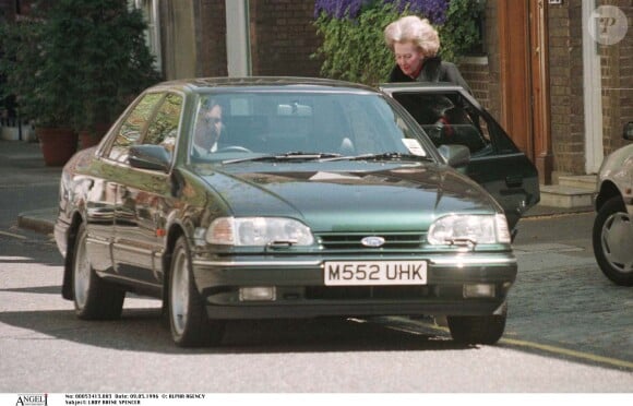 Lady Raine Spencer, belle-mère de Lady Diana, en mai 1996 à Londres.