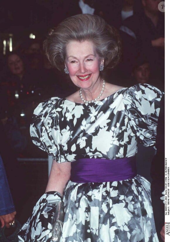 Lady Raine Spencer, belle-mère de Lady Diana, à la première du film Mission : Impossible à Londres juillet 1996.