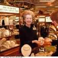  Lady Raine Spencer (alors comtesse de Chambrun), belle-mère de Lady Diana, à la boutique Harrods à l'aéroport Heathrow de Londres en novembre 1996. 