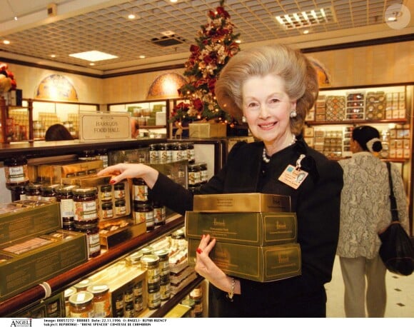 Lady Raine Spencer (alors comtesse de Chambrun), belle-mère de Lady Diana, à la boutique Harrods à l'aéroport Heathrow de Londres en novembre 1996.