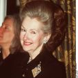  Lady Raine Spencer, belle-mère de Lady Diana, chez Harrods à Londres en janvier 1997 