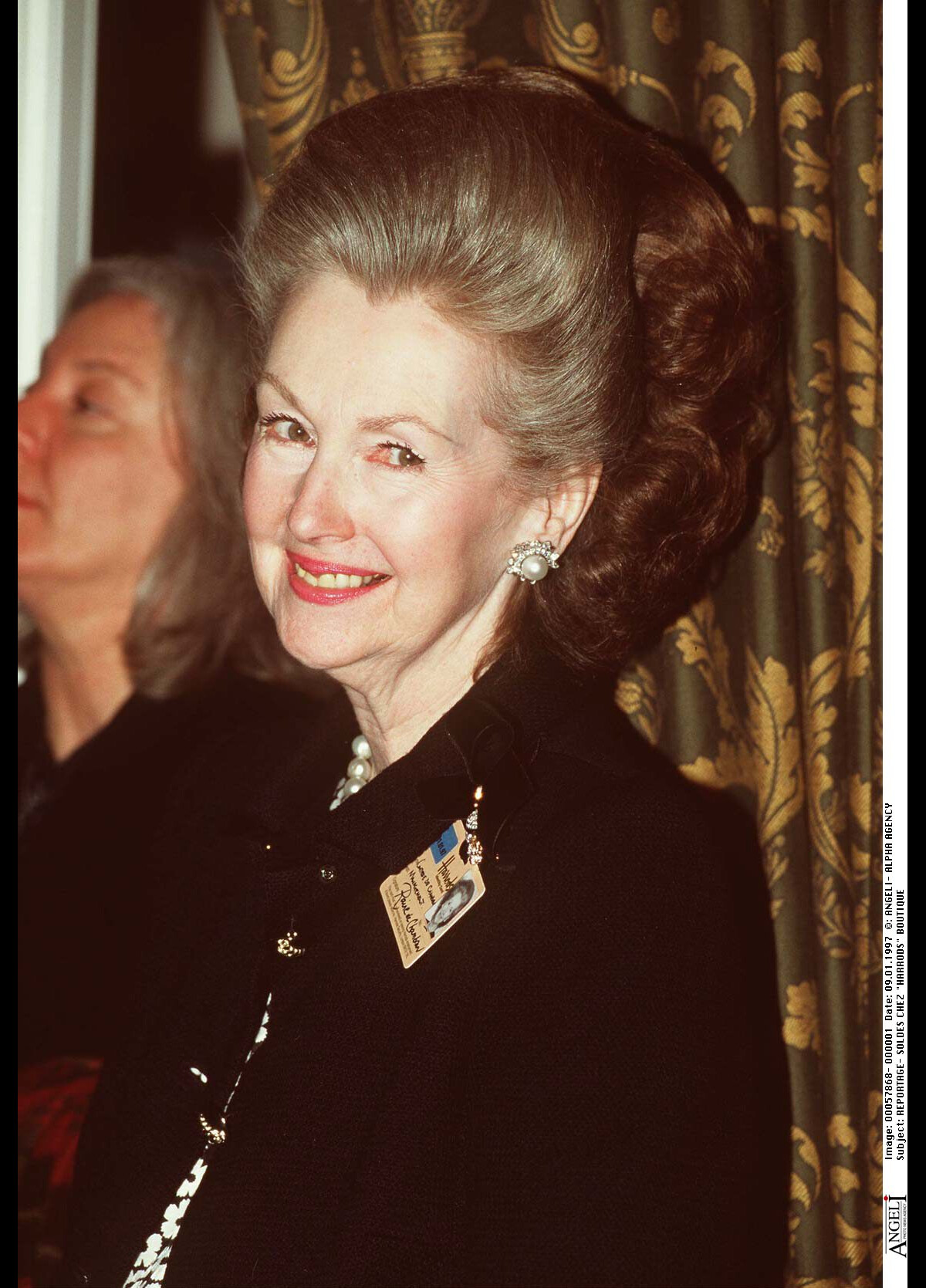 Vidéo Lady Raine Spencer Belle Mère De Lady Diana Chez Harrods à Londres En Janvier 1997 