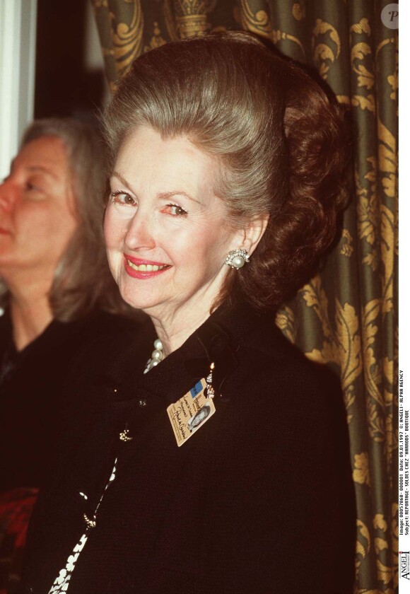 Lady Raine Spencer, belle-mère de Lady Diana, chez Harrods à Londres en janvier 1997