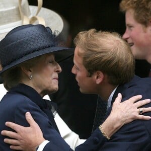 Lady Raine Spencer, belle-mère de Lady Diana, salue le prince William et le prince Harry lors d'une messe à la mémoire de la princesse de Galles dix ans après sa mort, le 31 août 2007.