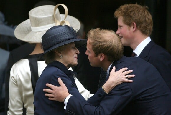 Lady Raine Spencer, belle-mère de Lady Diana, salue le prince William et le prince Harry lors d'une messe à la mémoire de la princesse de Galles dix ans après sa mort, le 31 août 2007.