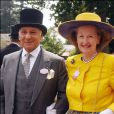 Lady Raine Spencer, belle-mère de Lady Diana, et un ami au Royal Ascot en 2003. © John Stillwell/PA/ABACA.