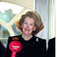  Lady Raine Spencer, belle-mère de Lady Diana, chez Harrods pour le lancement des soldes en janvier 1999. 