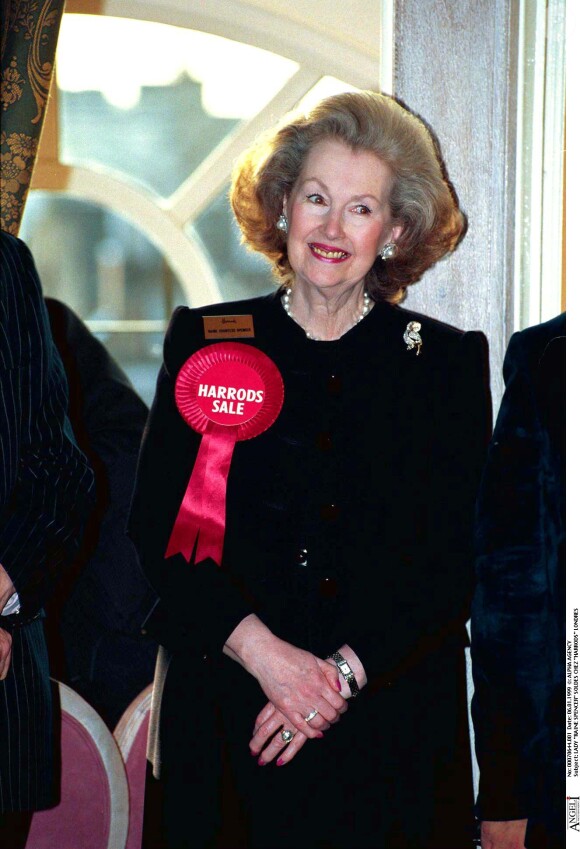 Lady Raine Spencer, belle-mère de Lady Diana, chez Harrods pour le lancement des soldes en janvier 1999.