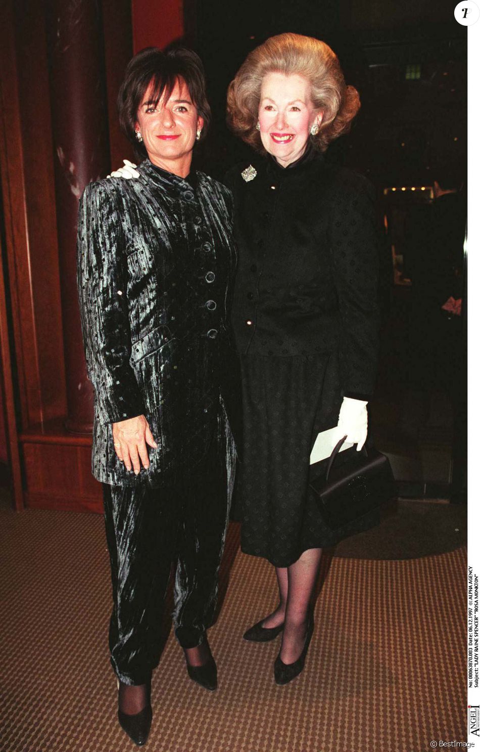 Rosa Monkton Et Lady Raine Spencer Belle Mère De Lady Diana Chez Tiffany En Décembre 1997 
