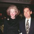  Lady Raine Spencer, belle-mère de Lady Diana, et Nigel Lawson lors d'une soirée de NOël chez Tiffany à Londres en 1997. 