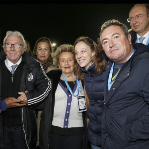 Exclusif - Christian Karembeu, Jacques Vendroux, Anne Barrère, Bernadette Chirac, Danuta Pieter, Fabien Onteniente, Michel Vialay - Match de football caritatif organisé par le Variétés Club de France au profit de l'association "+ de Vie" présidée par Bernadette Chirac et de l'association "Urma" présidée par Laurent Blanc au stade Jean-Paul David à Mantes-la-Jolie le 11 octobre 2016. © Alain Guizard/Bestimage