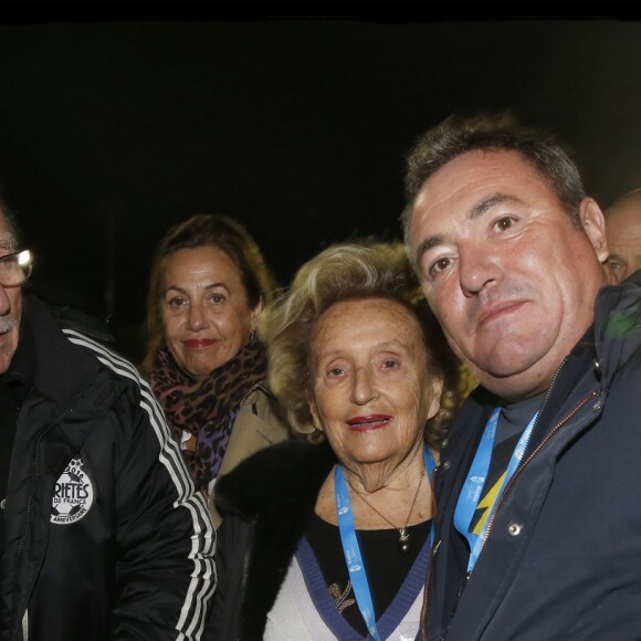 Exclusif - Jacques Vendroux, Anne Barrère, Bernadette Chirac, Fabien Onteniente, Danuta Pieter - Match de football caritatif organisé par le Variétés Club de France au profit de l'association "+ de Vie" présidée par Bernadette Chirac et de l'association "Urma" présidée par Laurent Blanc au stade Jean-Paul David à Mantes-la-Jolie le 11 octobre 2016. © Alain Guizard/Bestimage