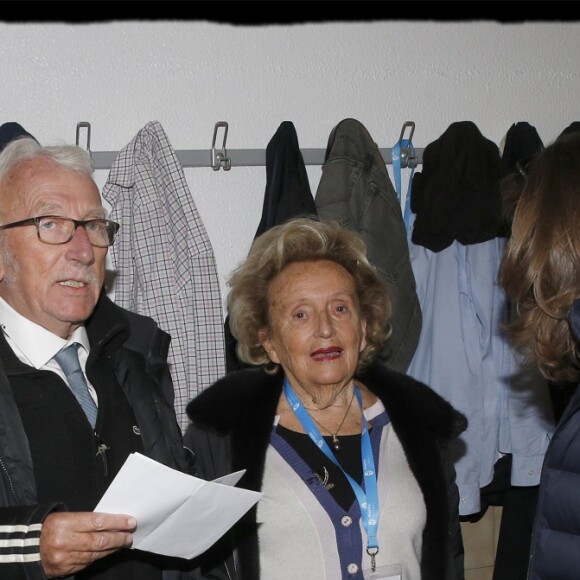 Exclusif - Prix spécial - Fabien Onteniente, Jacques Vendroux, Bernadette Chirac, Danuta Pieter, Anne Barrère - Match de football caritatif organisé par le Variétés Club de France au profit de l'association "+ de Vie" présidée par Bernadette Chirac et de l'association "Urma" présidée par Laurent Blanc au stade Jean Paul David à Mantes-la-Jolie le 11 octobre 2016. C'est la première sortie officielle de Bernadette Chirac depuis l'hospitalisation de son mari Jacques Chirac et de sa propre hospitalisation. © Alain Guizard/Bestimage
