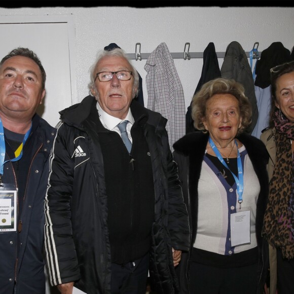 Exclusif - Prix spécial - Fabien Onteniente, Jacques Vendroux, Bernadette Chirac, Anne Barrère - Match de football caritatif organisé par le Variétés Club de France au profit de l'association "+ de Vie" présidée par Bernadette Chirac et de l'association "Urma" présidée par Laurent Blanc au stade Jean Paul David à Mantes-la-Jolie le 11 octobre 2016. C'est la première sortie officielle de Bernadette Chirac depuis l'hospitalisation de son mari Jacques Chirac et de sa propre hospitalisation. © Alain Guizard/Bestimage