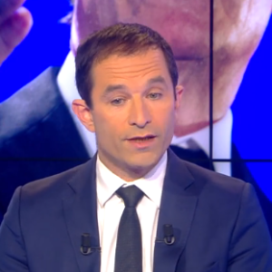 Benoît Hamon face à Laurence Ferrari dans "Punchline" sur C8 le 23 octobre 2016.