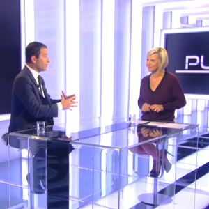 Benoît Hamon face à Laurence Ferrari dans "Punchline" sur C8 le 23 octobre 2016.