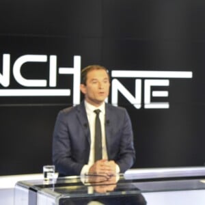 Exclusif - Diffusion du magazine politique "Punchline" présenté par Laurence Ferrari avec Benoît Hamon (candidat à la primaire du parti socialiste) en invité, dans les studios de C8 à Paris, le 23 octobre 2016. Punchline est en direct tous les dimanches à 12h05 sur C8 et produit par C8 / Newstime / Eléphant & Cie. © Pierre Perusseau/Bestimage