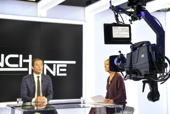 Exclusif - Diffusion du magazine politique "Punchline" présenté par Laurence Ferrari avec Benoît Hamon (candidat à la primaire du parti socialiste) en invité, dans les studios de C8 à Paris, le 23 octobre 2016. Punchline est en direct tous les dimanches à 12h05 sur C8 et produit par C8 / Newstime / Eléphant & Cie. © Pierre Perusseau/Bestimage