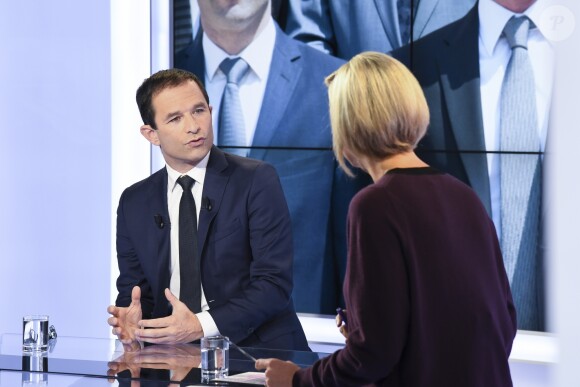 Exclusif - Diffusion du magazine politique "Punchline" présenté par Laurence Ferrari avec Benoît Hamon (candidat à la primaire du parti socialiste) en invité, dans les studios de C8 à Paris, le 23 octobre 2016. Punchline est en direct tous les dimanches à 12h05 sur C8 et produit par C8 / Newstime / Eléphant & Cie. © Pierre Perusseau/Bestimage
