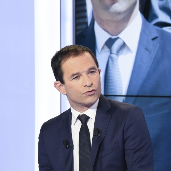 Exclusif - Diffusion du magazine politique "Punchline" présenté par Laurence Ferrari avec Benoît Hamon (candidat à la primaire du parti socialiste) en invité, dans les studios de C8 à Paris, le 23 octobre 2016. Punchline est en direct tous les dimanches à 12h05 sur C8 et produit par C8 / Newstime / Eléphant & Cie. © Pierre Perusseau/Bestimage