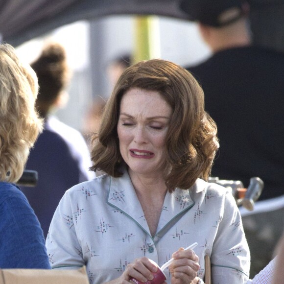 Exclusif - Julianne Moore sur le tournage de 'Suburbicon' à Los Angeles, le 17 octobre 2016