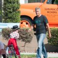 George Clooney sur le tournage de son prochain film Suburbicon à Los Angeles le 13 octobre 2016. Il porte un t-shirt à l'effigie de sa marque de Téquila "Casamigos"