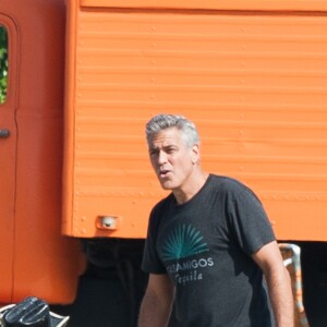 George Clooney sur le tournage de son prochain film Suburbicon à Los Angeles le 13 octobre 2016. Il porte un t-shirt à l'effigie de sa marque de Téquila "Casamigos"